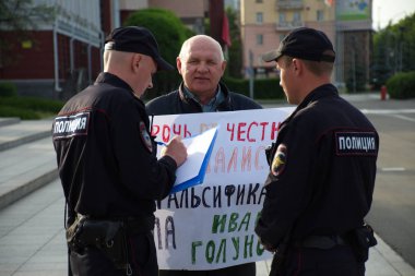 Barnaul, Rusya-9 Temmuz 2019. Muhabir Ivan Golunov ve polis tarafından gözaltına dürüst gazeteciler destek posteri olan bir adam