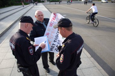 Barnaul, Rusya-9 Temmuz 2019. Muhabir Ivan Golunov ve polis tarafından gözaltına dürüst gazeteciler destek posteri olan bir adam