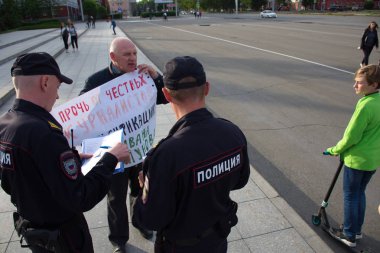 Barnaul, Rusya-9 Temmuz 2019. Muhabir Ivan Golunov ve polis tarafından gözaltına dürüst gazeteciler destek posteri olan bir adam