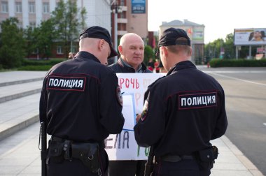 Barnaul, Rusya-9 Temmuz 2019. Muhabir Ivan Golunov ve polis tarafından gözaltına dürüst gazeteciler destek posteri olan bir adam