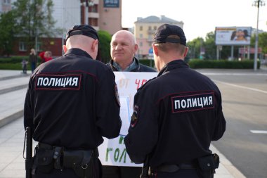 Barnaul, Rusya-9 Temmuz 2019. Muhabir Ivan Golunov ve polis tarafından gözaltına dürüst gazeteciler destek posteri olan bir adam