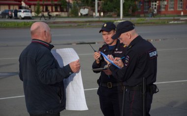 Barnaul, Rusya-9 Temmuz 2019. Muhabir Ivan Golunov ve polis tarafından gözaltına dürüst gazeteciler destek posteri olan bir adam