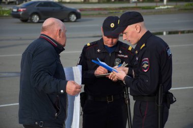 Barnaul, Rusya-9 Temmuz 2019. Muhabir Ivan Golunov ve polis tarafından gözaltına dürüst gazeteciler destek posteri olan bir adam