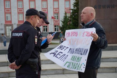 Barnaul, Rusya-9 Temmuz 2019. Muhabir Ivan Golunov ve polis tarafından gözaltına dürüst gazeteciler destek posteri olan bir adam