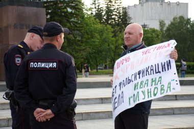 Barnaul, Rusya-9 Temmuz 2019. Muhabir Ivan Golunov ve polis tarafından gözaltına dürüst gazeteciler destek posteri olan bir adam