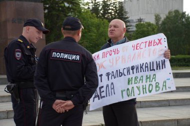 Barnaul, Rusya-9 Temmuz 2019. Muhabir Ivan Golunov ve polis tarafından gözaltına dürüst gazeteciler destek posteri olan bir adam