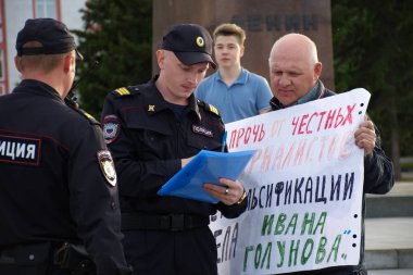 Barnaul, Rusya-9 Temmuz 2019. Muhabir Ivan Golunov ve polis tarafından gözaltına dürüst gazeteciler destek posteri olan bir adam