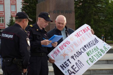 Barnaul, Rusya-9 Temmuz 2019. Muhabir Ivan Golunov ve polis tarafından gözaltına dürüst gazeteciler destek posteri olan bir adam