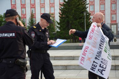 Barnaul, Rusya-9 Temmuz 2019. Muhabir Ivan Golunov ve polis tarafından gözaltına dürüst gazeteciler destek posteri olan bir adam