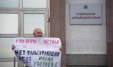 Barnaul, Rusya-9 Temmuz 2019. Muhabiri Ivan Golunov ve dürüst gazeteciler destek bir poster ile adam