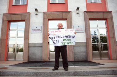 Barnaul, Rusya-9 Temmuz 2019. Muhabiri Ivan Golunov ve dürüst gazeteciler destek bir poster ile adam