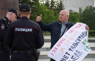 Barnaul, Rusya-9 Temmuz 2019. Muhabir Ivan Golunov ve polis tarafından gözaltına dürüst gazeteciler destek posteri olan bir adam