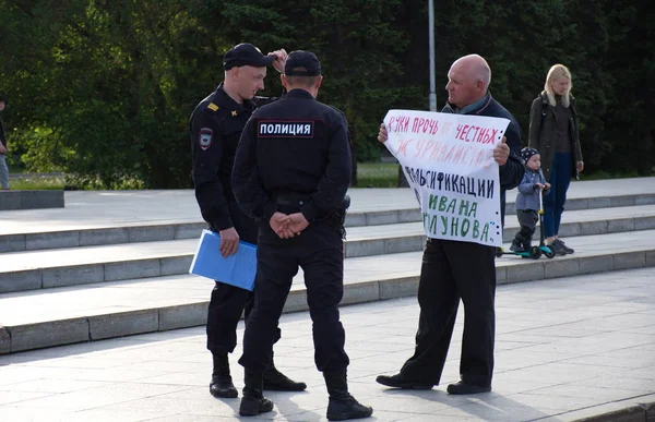 Barnaul Russland Juli 2019 Ein Mann Mit Einem Poster Zur — Stockfoto