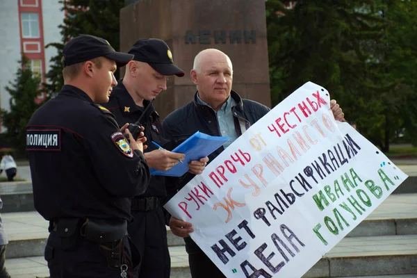 Barnaul Russia July 2019 Мужчина Плакатом Поддержку Корреспондента Ивана Голунова — стоковое фото