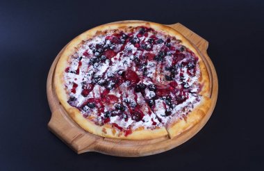 Fast food abur cubur karanlık bir arka plan üzerinde yatıyor