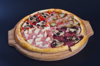 Bir dizi pizza, kızarmış patates ve tavuk kutuda.