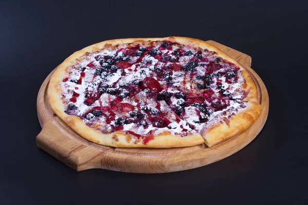 Fast food abur cubur karanlık bir arka plan üzerinde yatıyor