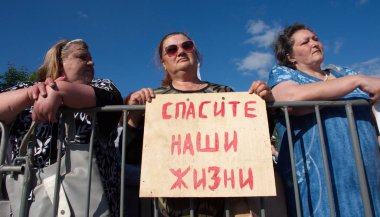 Barnaul,Rusya-30 Haziran 2019.Harap evlerde yaşayan vatandaşlar Putin'in gücünü protesto ediyor