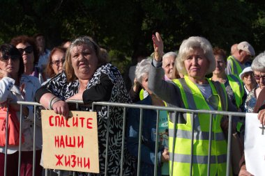 Barnaul,Rusya-30 Haziran 2019.Harap evlerde yaşayan vatandaşlar Putin'in gücünü protesto ediyor