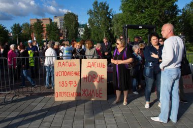Barnaul,Rusya-30 Haziran 2019.Harap evlerde yaşayan vatandaşlar Putin'in gücünü protesto ediyor