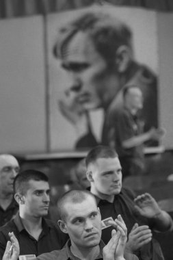 Barnaul, Rusya - 26 Temmuz 2019. Mahkum bir Rus hapishanesinde oturuyor.