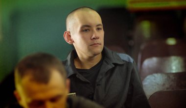 Barnaul, Rusya - 26 Temmuz 2019. Rus kolonisi mahkumları şarkı yarışması için hazırlanıyor 