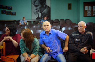 Barnaul, Rusya - 26 Temmuz 2019. Rus kolonisi mahkumları şarkı yarışması için hazırlanıyor 