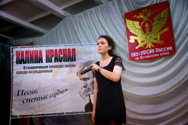 Barnaul, Rusya - 26 Temmuz 2019. Rus kolonisi mahkumları şarkı yarışması için hazırlanıyor 