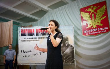 Barnaul, Rusya - 26 Temmuz 2019. Rus kolonisi mahkumları şarkı yarışması için hazırlanıyor 