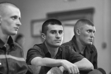 Barnaul, Rusya - 26 Temmuz 2019. Rus kolonisi mahkumları şarkı yarışması için hazırlanıyor 