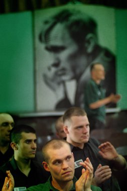 Barnaul, Rusya - 26 Temmuz 2019. Rus kolonisi mahkumları şarkı yarışması için hazırlanıyor 