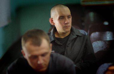 Barnaul, Rusya - 26 Temmuz 2019. Rus kolonisi mahkumları şarkı yarışması için hazırlanıyor 