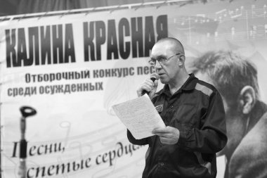 Barnaul, Rusya - 26 Temmuz 2019. Rus kolonisi mahkumları şarkı yarışması için hazırlanıyor 