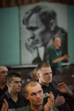 Barnaul, Rusya - 26 Temmuz 2019. Rus kolonisi mahkumları şarkı yarışması için hazırlanıyor 