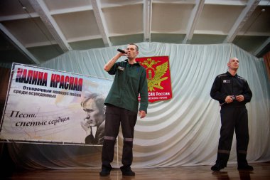 Barnaul, Rusya - 26 Temmuz 2019. Rus kolonisi mahkumları şarkı yarışması için hazırlanıyor 