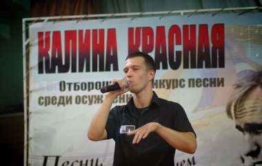 Barnaul, Rusya - 26 Temmuz 2019. Rus kolonisi mahkumları şarkı yarışması için hazırlanıyor 