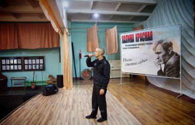 Barnaul, Rusya - 26 Temmuz 2019. Rus kolonisi mahkumları şarkı yarışması için hazırlanıyor 