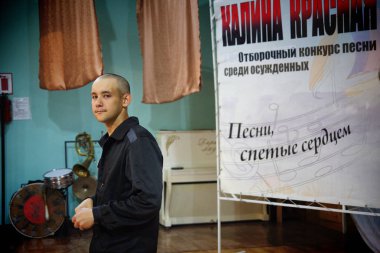 Barnaul, Rusya - 26 Temmuz 2019. Rus kolonisi mahkumları şarkı yarışması için hazırlanıyor 