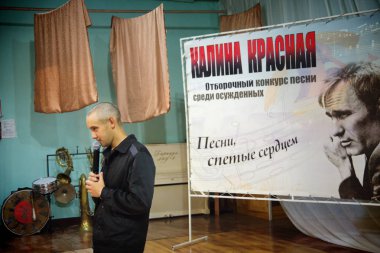 Barnaul, Rusya - 26 Temmuz 2019. Rus kolonisi mahkumları şarkı yarışması için hazırlanıyor 