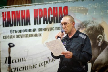 Barnaul, Rusya - 26 Temmuz 2019. Rus kolonisi mahkumları şarkı yarışması için hazırlanıyor 