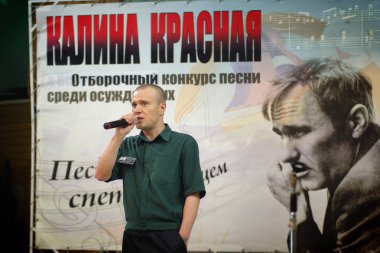 Barnaul, Rusya - 26 Temmuz 2019. Rus kolonisi mahkumları şarkı yarışması için hazırlanıyor 