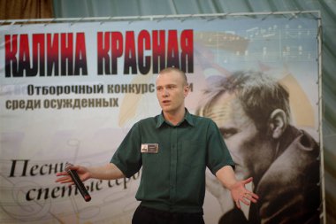 Barnaul, Rusya - 26 Temmuz 2019. Rus kolonisi mahkumları şarkı yarışması için hazırlanıyor 