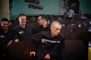 Barnaul, Rusya - 26 Temmuz 2019. Rus kolonisi mahkumları şarkı yarışması için hazırlanıyor 