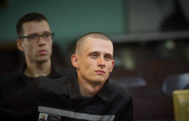 Barnaul, Rusya - 26 Temmuz 2019. Rus kolonisi mahkumları şarkı yarışması için hazırlanıyor 