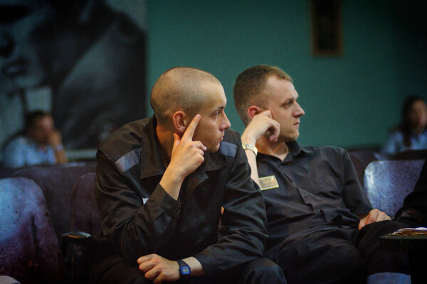 Барнаул, Россия - 26 июля 2019 года. Заключенные русской колонии готовятся к песенному конкурсу "Калина красная"
"