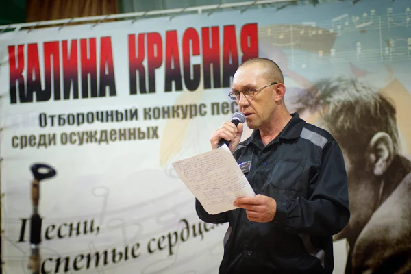 Barnaul, Rusya - 26 Temmuz 2019. Rus kolonisi mahkumları şarkı yarışması için hazırlanıyor 