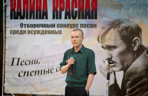 Barnaul, Rusya - 26 Temmuz 2019. Rus kolonisi mahkumları şarkı yarışması için hazırlanıyor 