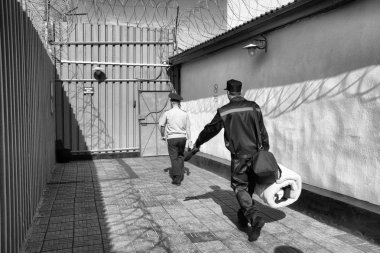 Gardiyan bir Rus hapishanesinde mahkumu yönetiyor.