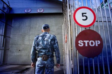 Altay Krai, Rusya-6 Eylül 2019. Bir Rus hapishanesinde gardiyanlar
