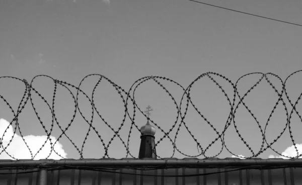 刑務所有刺鉄線のフェンス — ストック写真